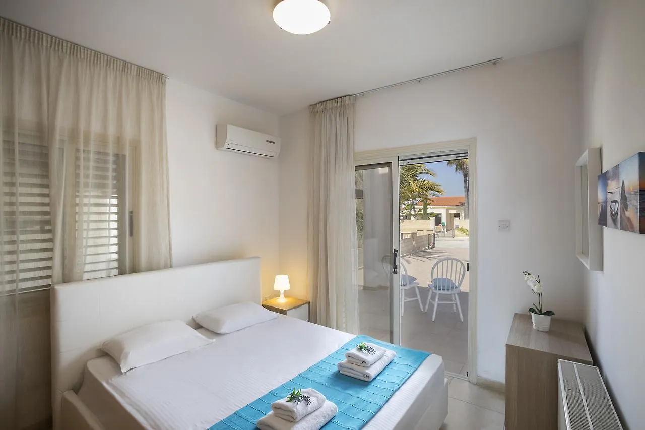 Meneou Beachfront Villa 0*,